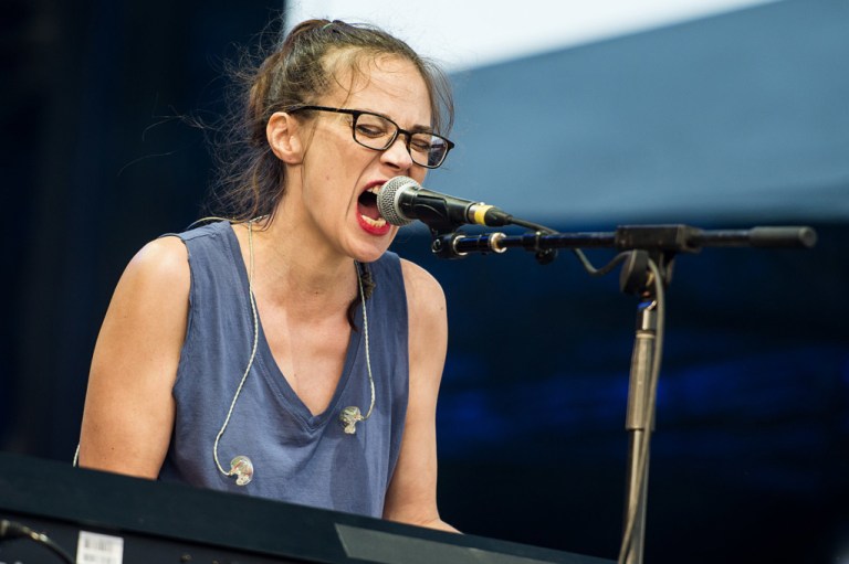 Fiona Apple "I Want You To Love Me" Give Me Five - Song 1